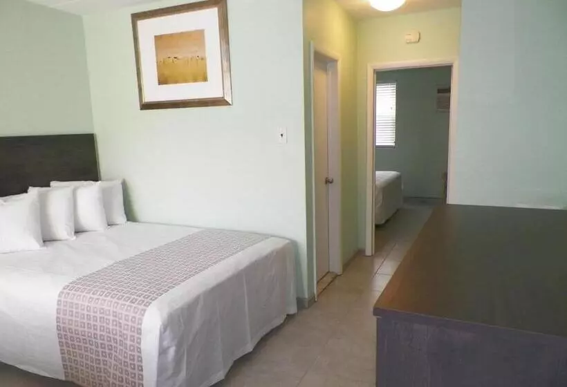 キングサイズベッドのデラックススイート, Royal Canadian Motel
