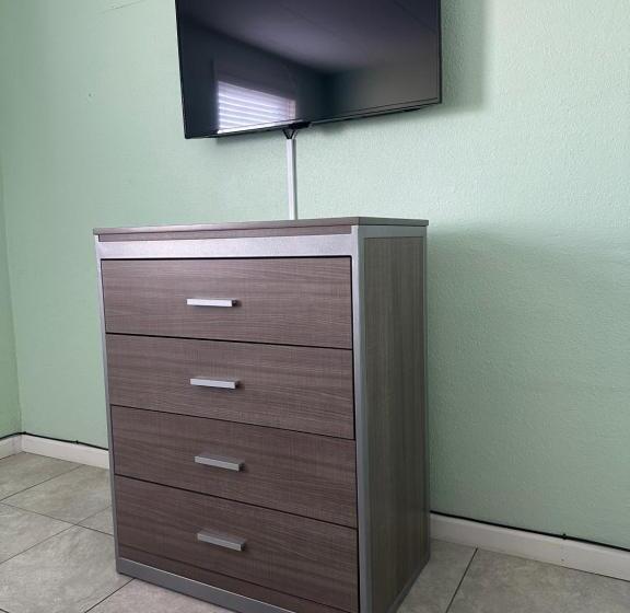 Люкс, Royal Canadian Motel