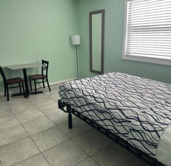 스위트, Royal Canadian Motel