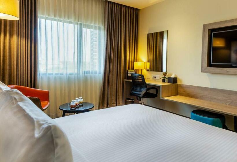 غرفة قياسية سرير كينج لذوى الإحتياجات الخاصة, Amika Hotel,madurai   Near Airport