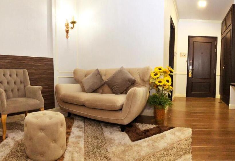 Полулюкс, The Maceo