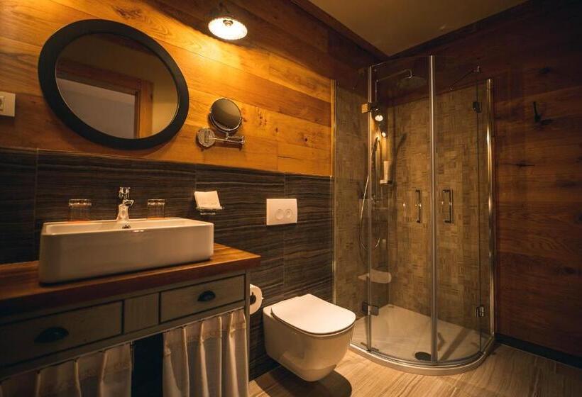 اتاق استاندارد سه نفره, Zamorc