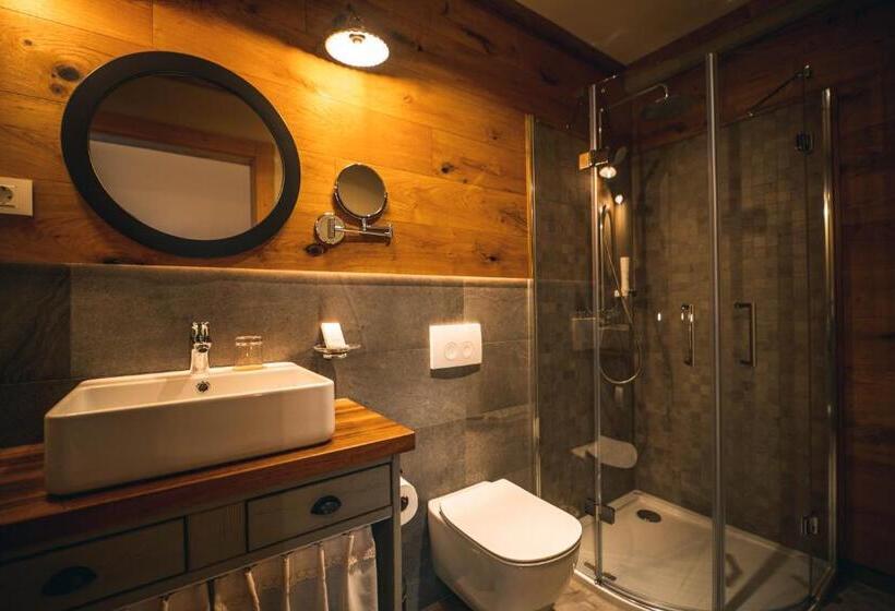 اتاق استاندارد سه نفره, Zamorc