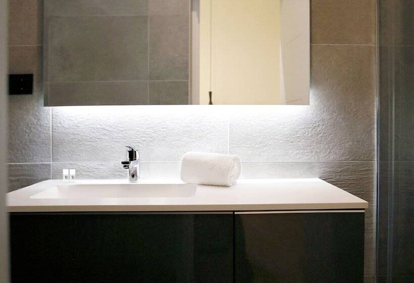 جناح جونيور, Woohoo Rooms Chueca