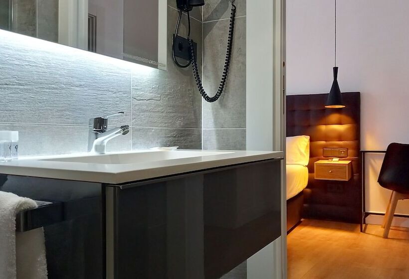 جناح جونيور, Woohoo Rooms Chueca