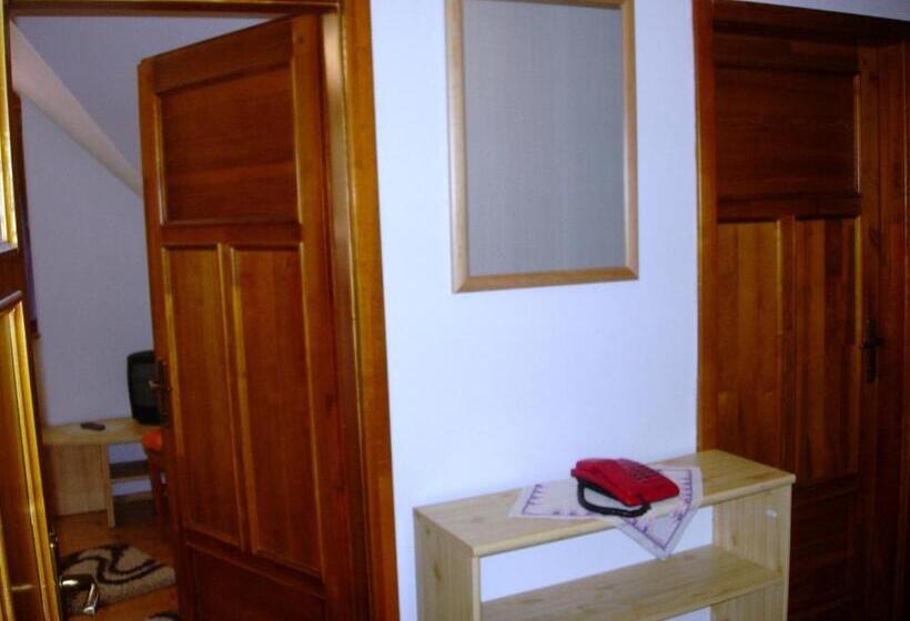 جناح مزوَّد بشرفة, Penzion Centrum