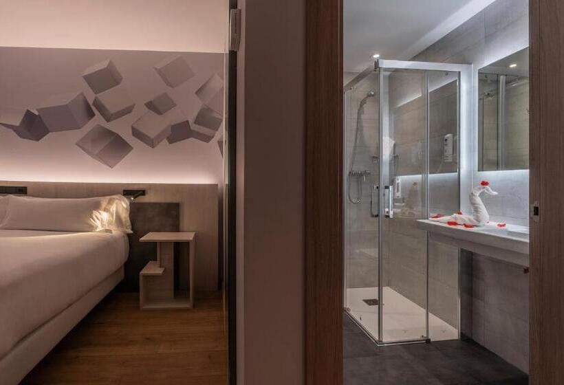 اتاق لوکس با بالکن, Neru Con Encanto