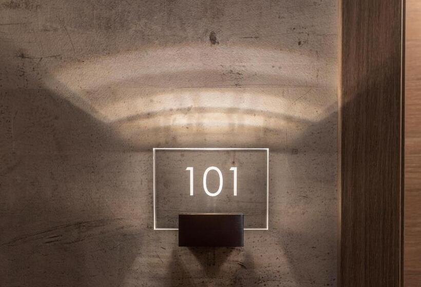 اتاق لوکس با بالکن, Neru Con Encanto