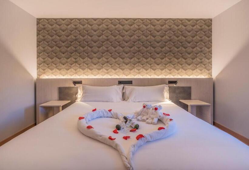 اتاق لوکس با بالکن, Neru Con Encanto