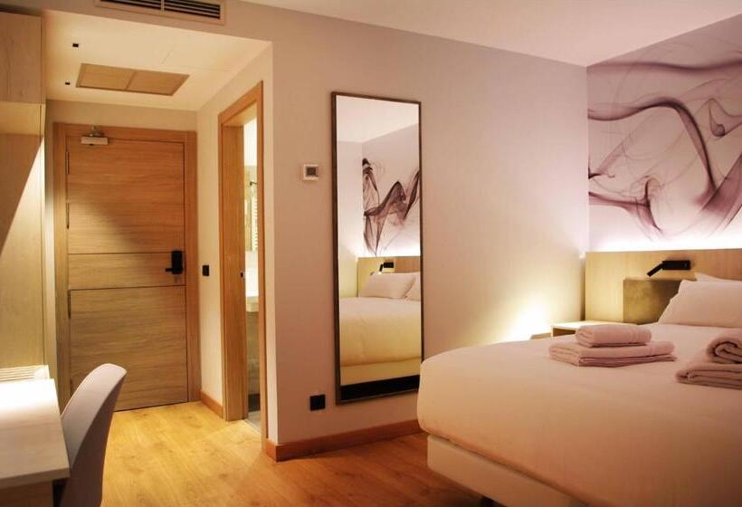 اتاق لوکس با بالکن, Neru Con Encanto