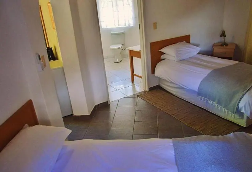 اتاق استاندارد سه نفره, Central Hotel Omaruru