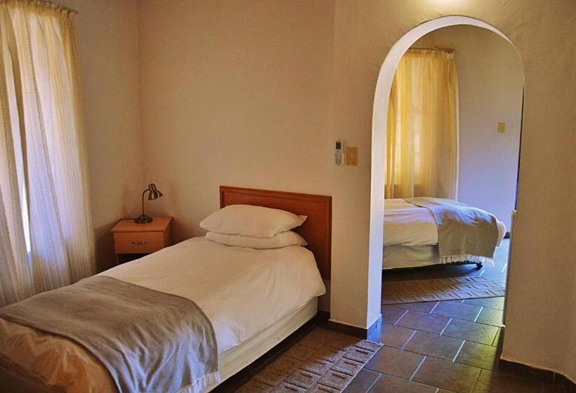 اتاق استاندارد سه نفره, Central Hotel Omaruru
