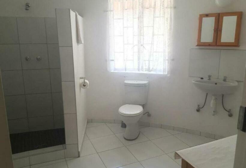 اتاق استاندارد سه نفره, Central Hotel Omaruru