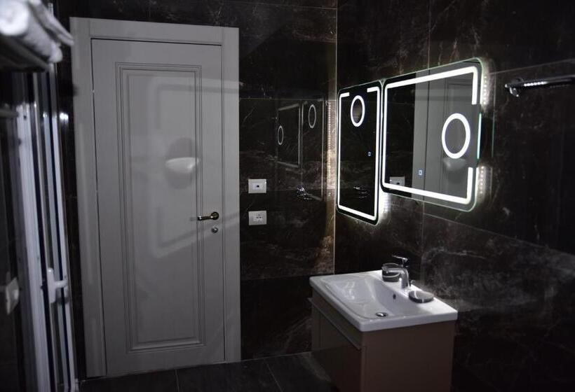 اتاق خانوادگی, The King Resort