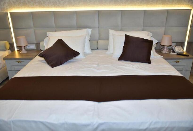 اتاق خانوادگی, The King Resort