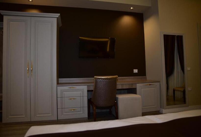 اتاق خانوادگی, The King Resort