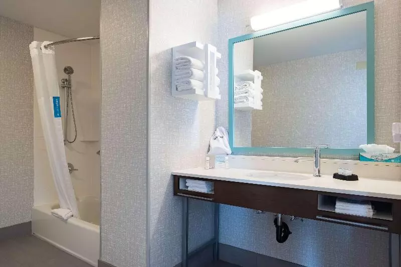 اتاق استاندارد با تخت بزرگ برای معلولان, Hampton Inn & Suites Salt Lake City Airport