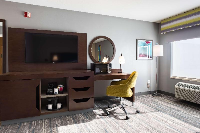 غرفة قياسية سرير كينج لذوى الإحتياجات الخاصة, Hampton Inn & Suites Salt Lake City Airport