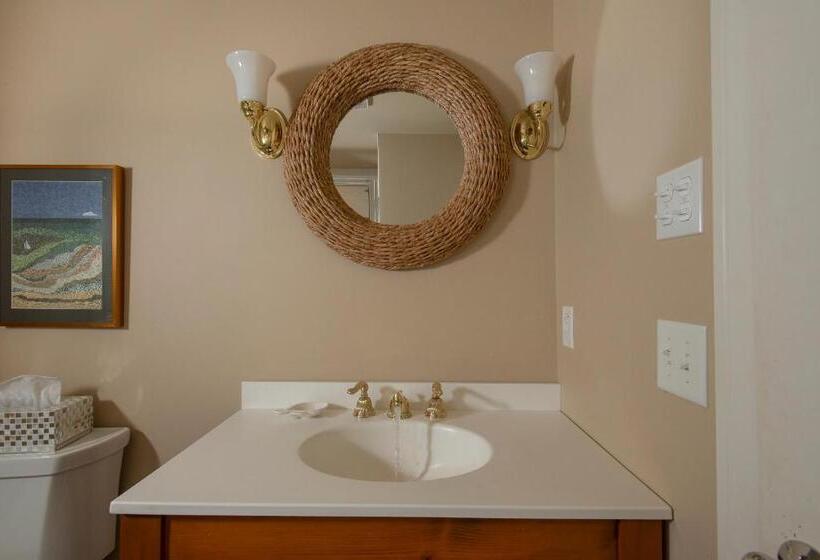 جناح سرير كينج, Ship S Knees Inn