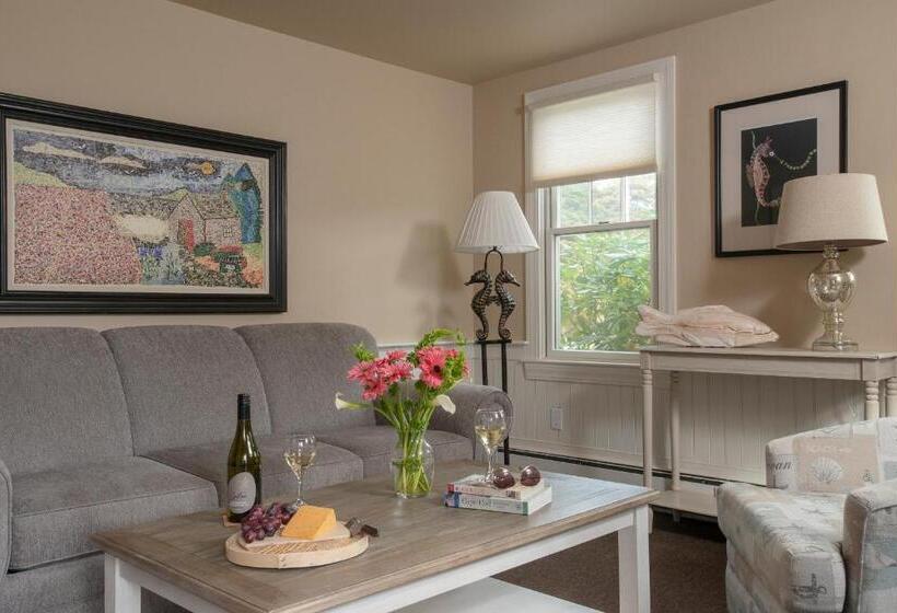 جناح سرير كينج, Ship S Knees Inn