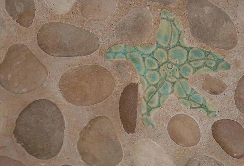 جناح سرير كينج, Ship S Knees Inn