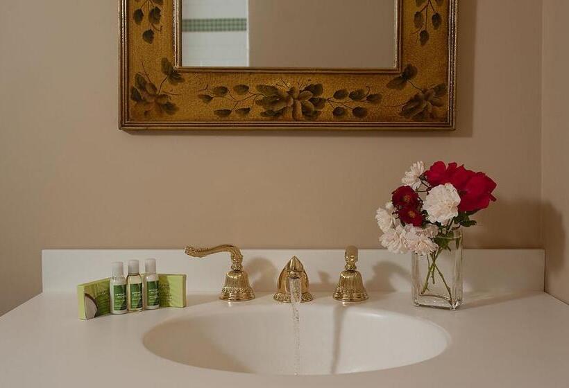 جناح سرير كينج, Ship S Knees Inn