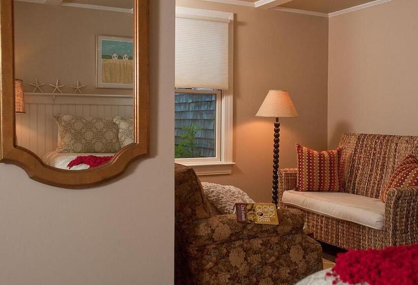 جناح سرير كينج, Ship S Knees Inn