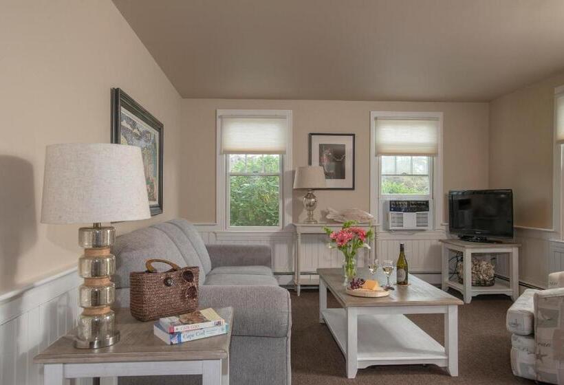 جناح سرير كينج, Ship S Knees Inn