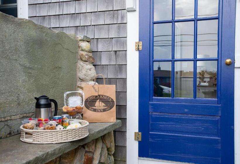 جناح سرير كينج, Ship S Knees Inn