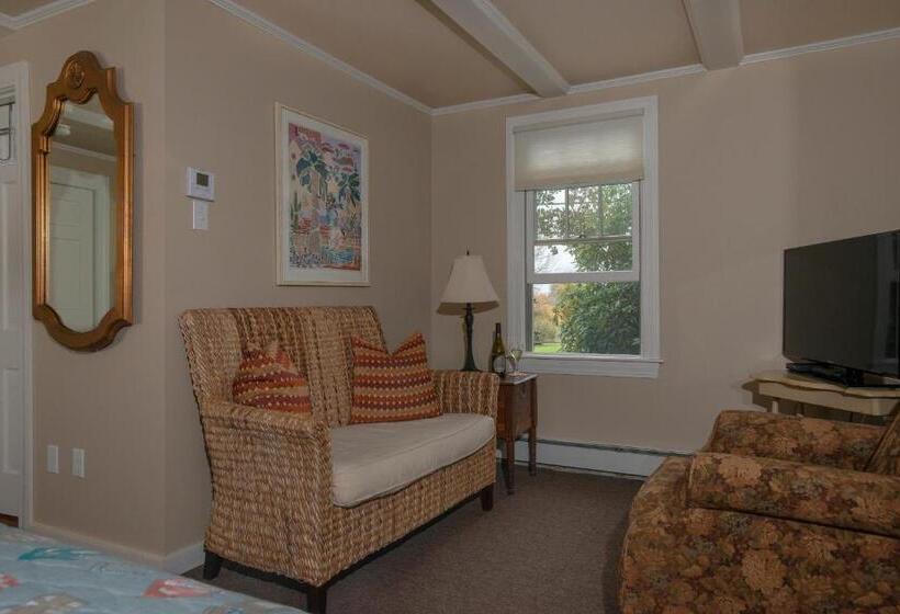 جناح سرير كينج, Ship S Knees Inn