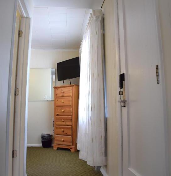 标准工作室, Scotty's Lakeside Resort