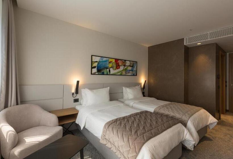 اتاق خانوادگی, Mona Plaza