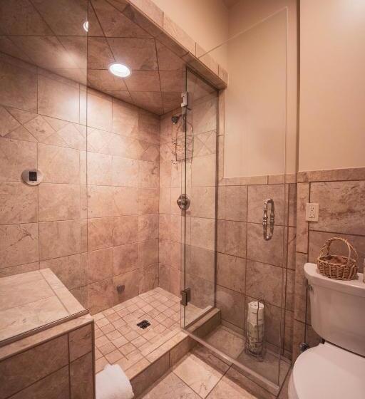 شقة غرفة واحدة, St. Elmo