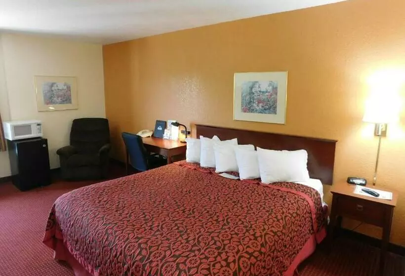 اتاق استاندارد با تخت بزرگ, Days Inn & Suites By Wyndham Cedar Rapids