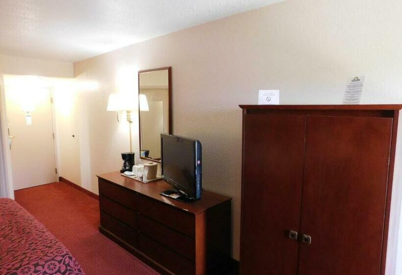 带大床的标准间, Days Inn & Suites By Wyndham Cedar Rapids