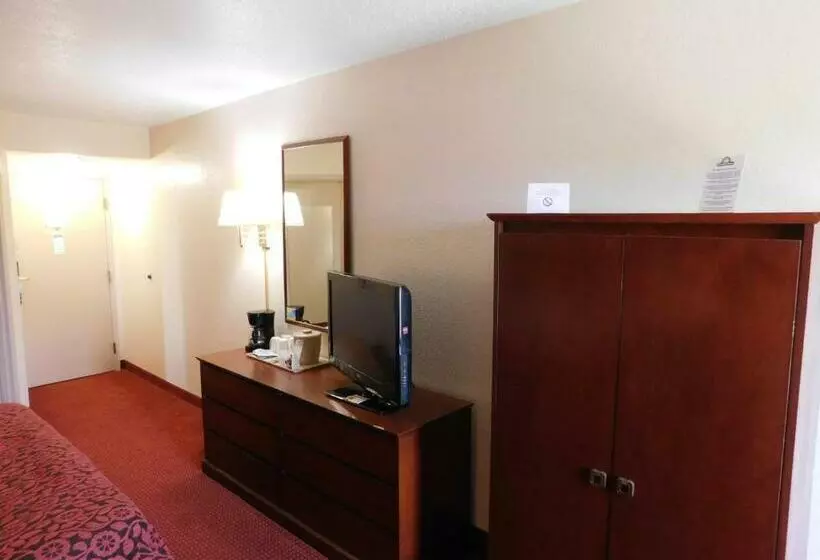 اتاق استاندارد با تخت بزرگ, Days Inn & Suites By Wyndham Cedar Rapids