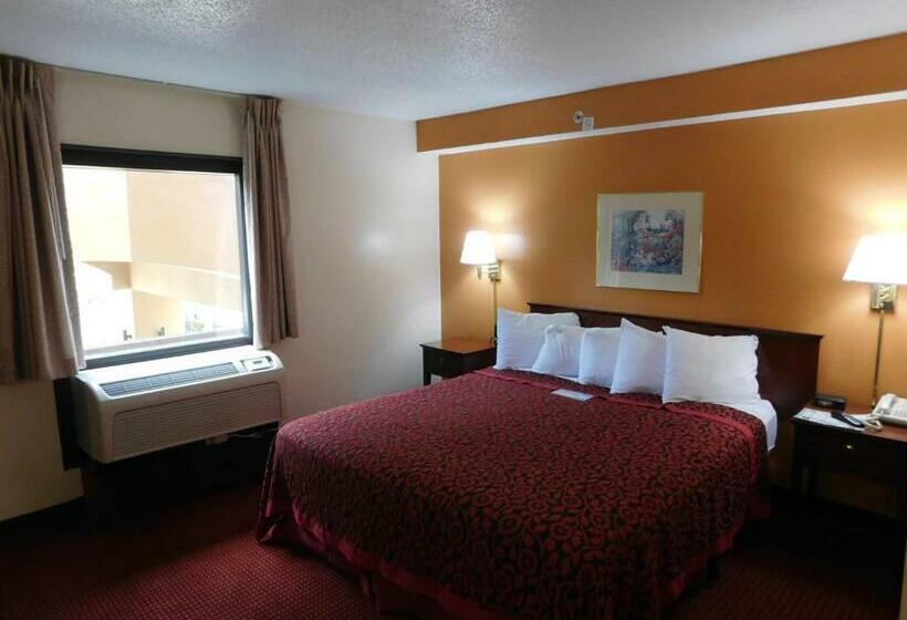 מיטת קינג בסוויטה, Days Inn & Suites By Wyndham Cedar Rapids