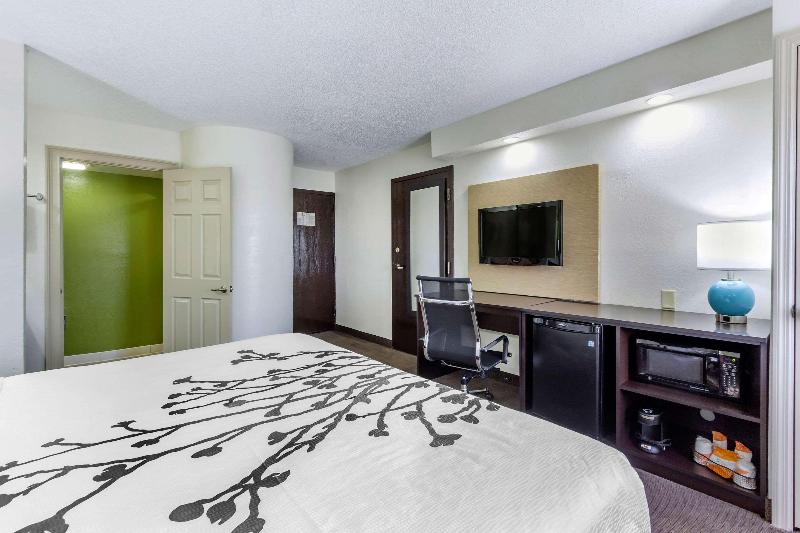 חדר סטנדרט עם מיטת קינג, Sleep Inn Near Busch Gardens   Usf