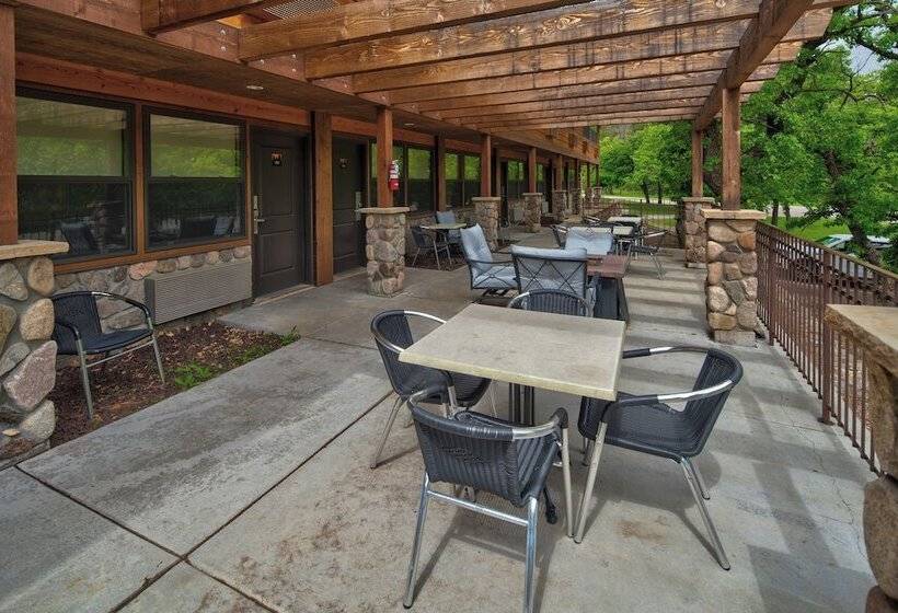חדר סטנדרט שתי מיטות זוגיות, State Game Lodge At Custer State Park Resort
