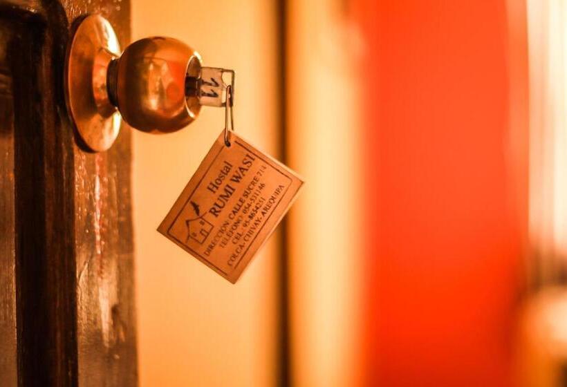 تختخواب در اتاق مشترک, Rumi Wasi