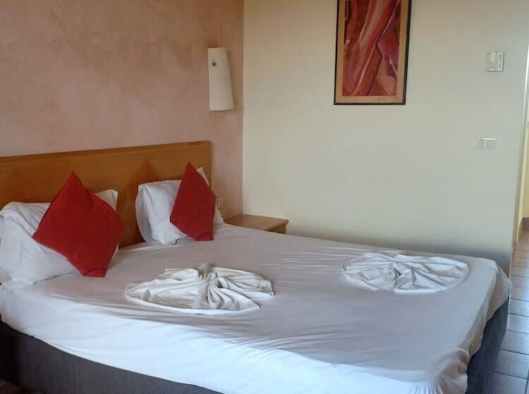 غرفة سوبيريور ثلاثية, Sufetula