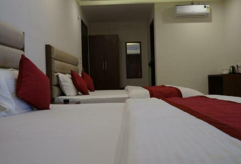 اتاق خانوادگی, Aakash Residency