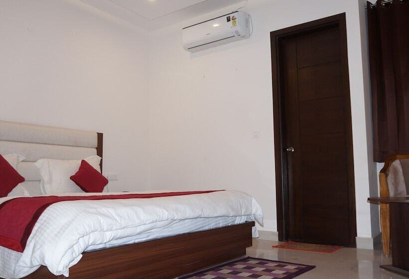 اتاق لوکس, Aakash Residency
