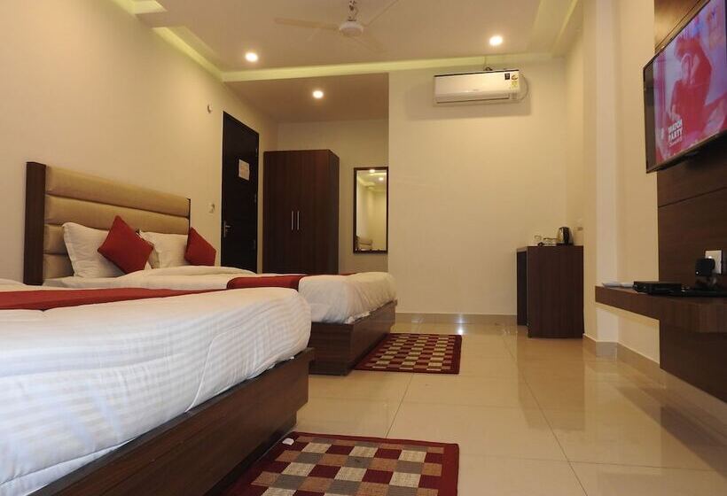 اتاق خانوادگی, Aakash Residency