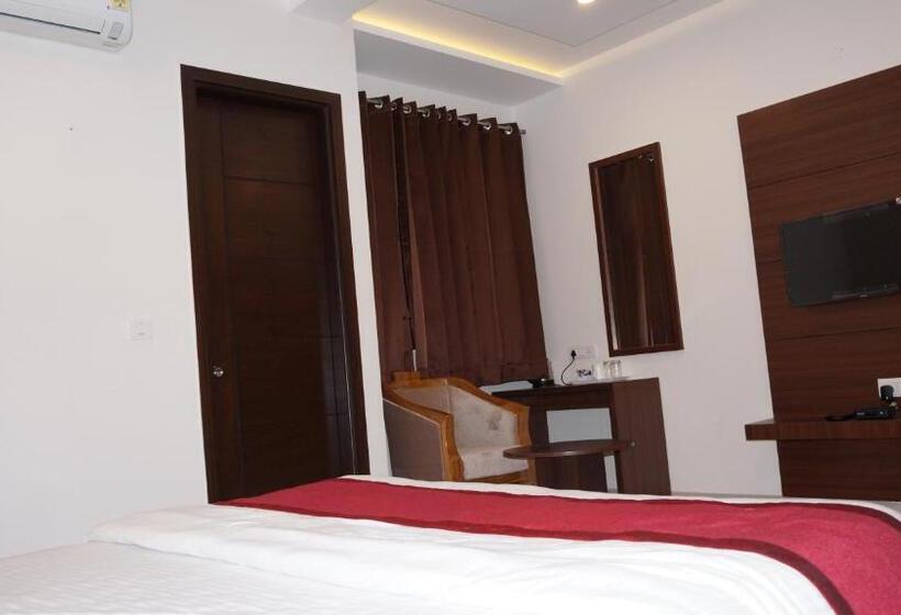 اتاق لوکس, Aakash Residency