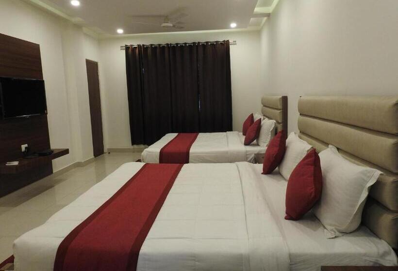 اتاق خانوادگی, Aakash Residency