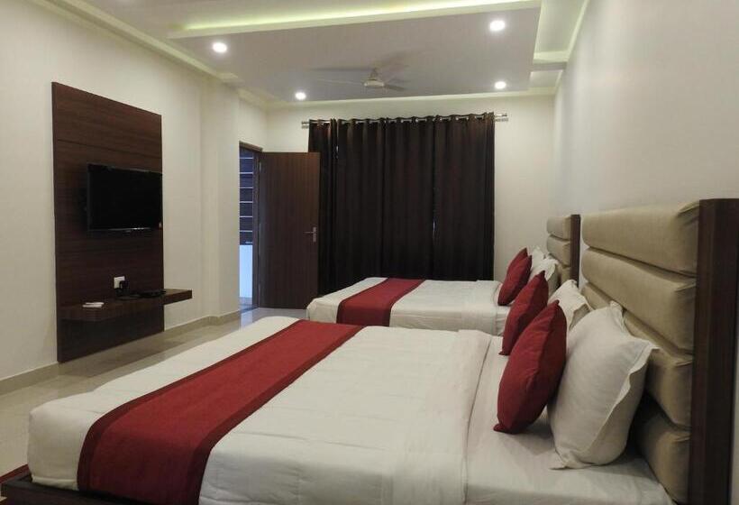 اتاق خانوادگی, Aakash Residency