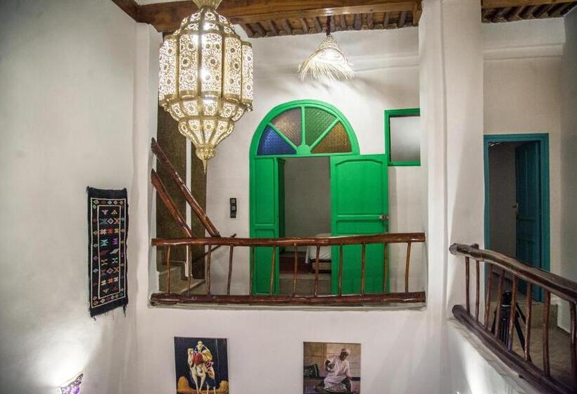 اتاق ساده سه‌ نفره, Dar Merzoga