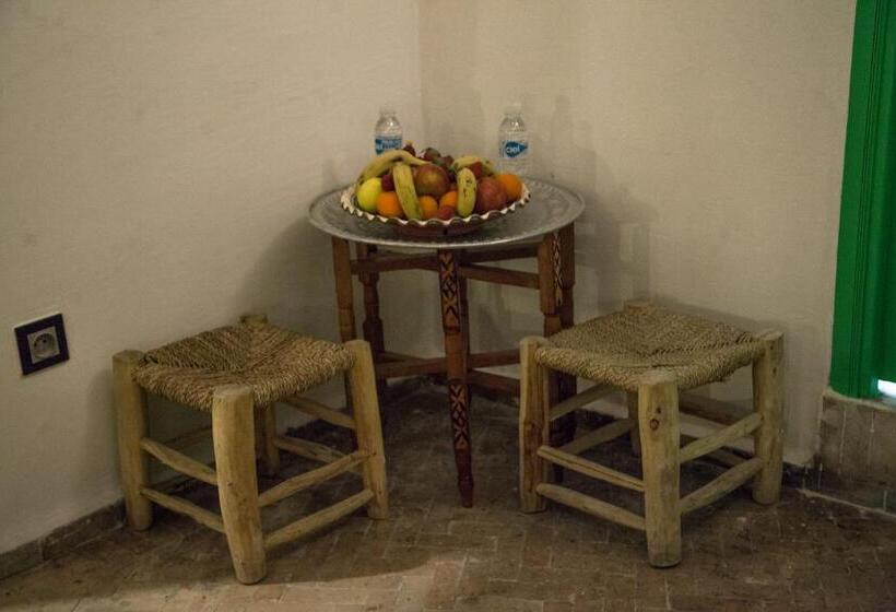 اتاق ساده سه‌ نفره, Dar Merzoga