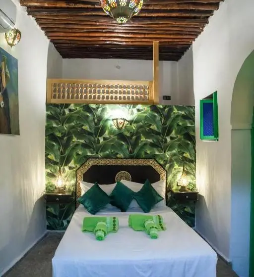 اتاق ساده سه‌ نفره, Dar Merzoga